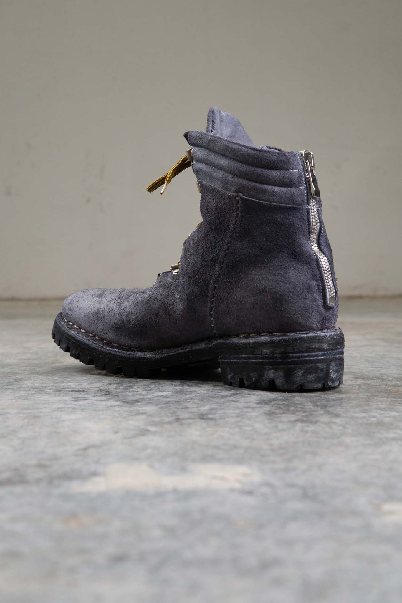 HORSE LEATHER TRACKING CL-1 GOODYEAR NORWEGIAN WELT VIBRAM SOLES PIECE DYED