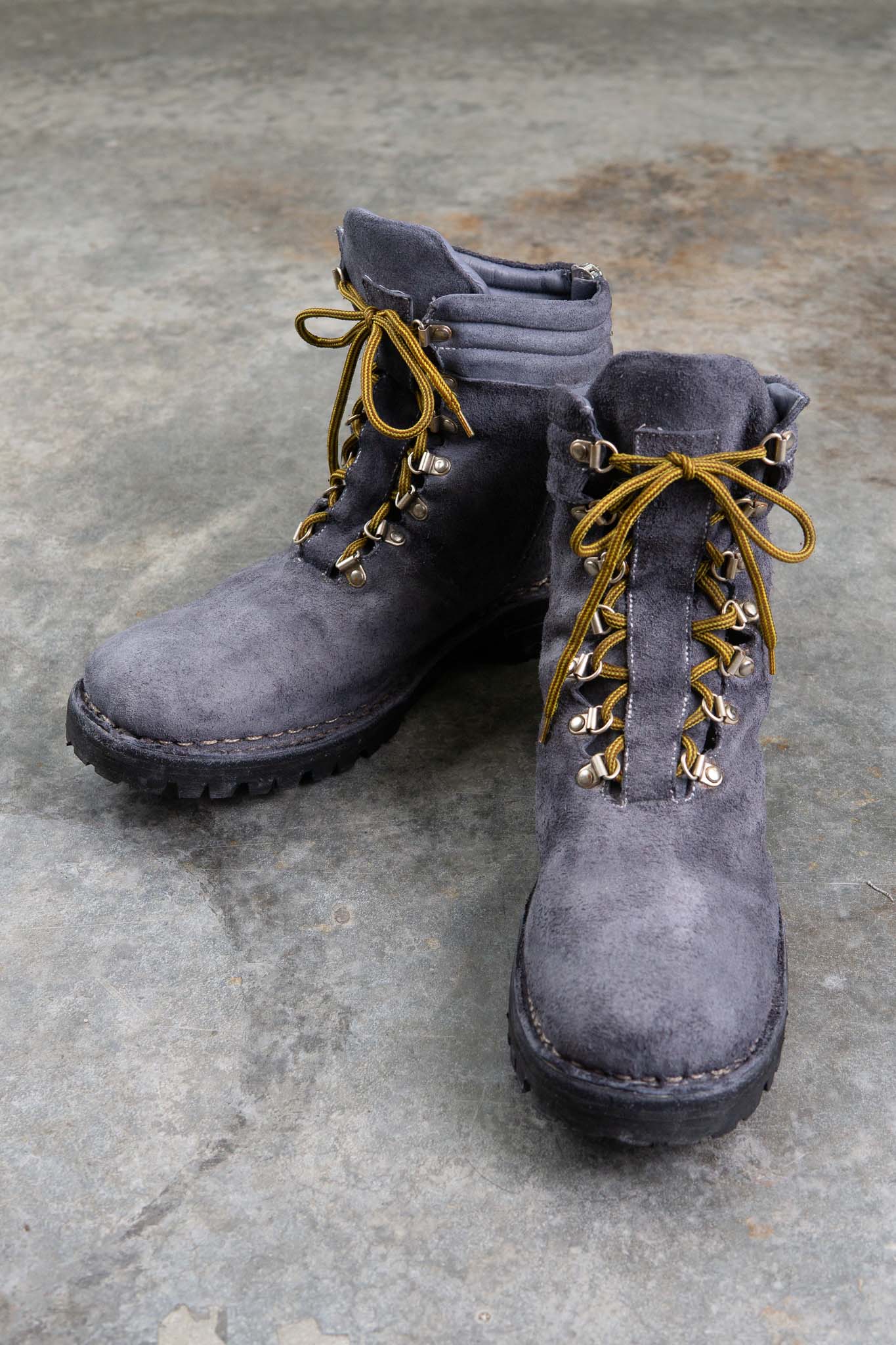 HORSE LEATHER TRACKING CL-1 GOODYEAR NORWEGIAN WELT VIBRAM SOLES PIECE DYED