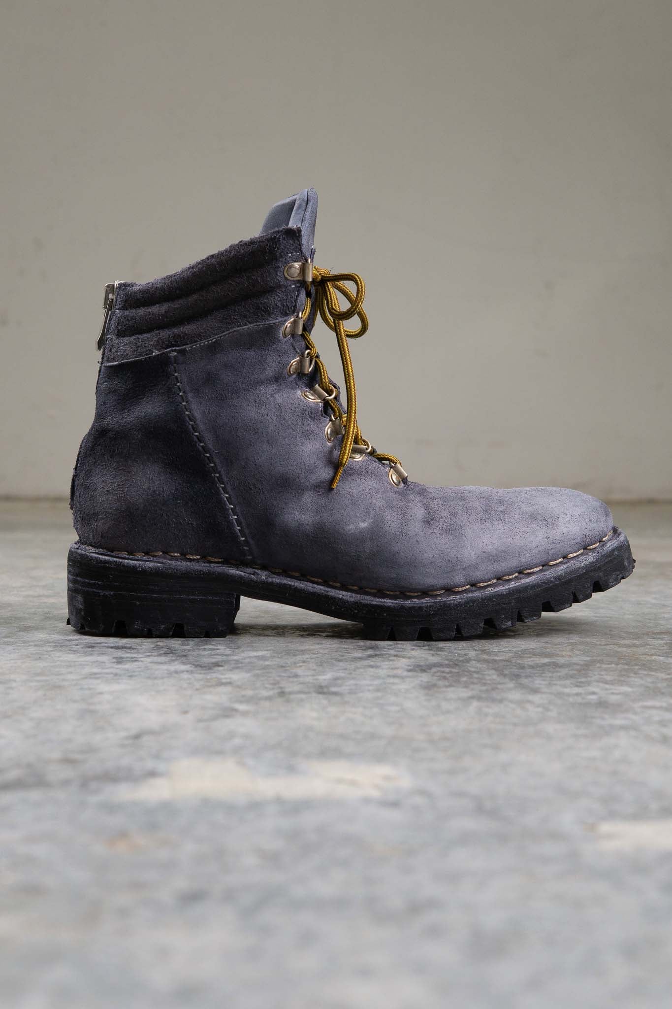 HORSE LEATHER TRACKING CL-1 GOODYEAR NORWEGIAN WELT VIBRAM SOLES PIECE DYED